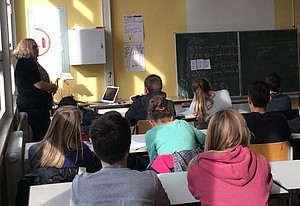 Mitarbeiter des DPZ besuchen Schüler des Theodor-Heiss-Gymnasiums. Foto: Sylvia Siersleben