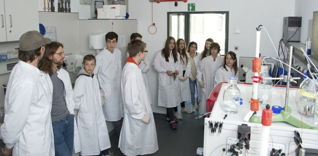 Die Schülerinnen und Schüler beim Zukunftstag 2015 im Labor der Abteilung Primatengegentik. Foto: Karin Tilch