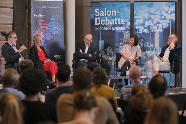 Prof. Stefan Treue, Viola von Cramon-Taubadel, Prof. Tobias Moser, Prof. Silke Schicktanz und Moderator Vladimir Balzer (Deutschlandfunk) auf dem Podium (von links nach rechts). Foto: Martin Liebetruth